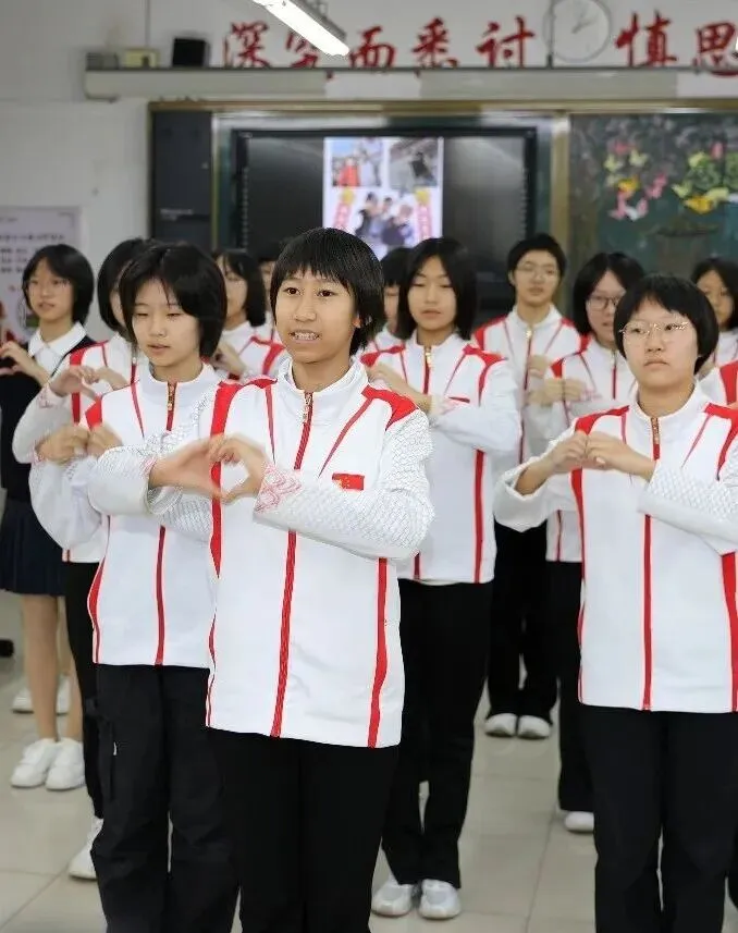 【初二年级班会展示课】微光知暖 感恩同行-第35张图片-四季读书网 【初二年级班会展示课】微光知暖 感恩同行-第35张图片-四季读书网