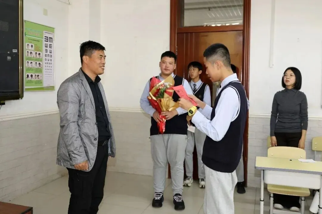 【初二年级班会展示课】微光知暖 感恩同行-第54张图片-四季读书网 【初二年级班会展示课】微光知暖 感恩同行-第54张图片-四季读书网