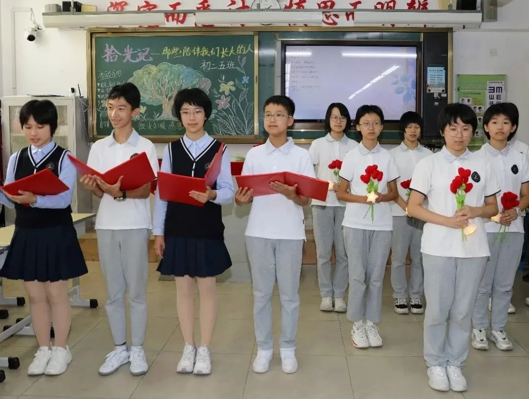 【初二年级班会展示课】微光知暖 感恩同行-第66张图片-四季读书网 【初二年级班会展示课】微光知暖 感恩同行-第66张图片-四季读书网