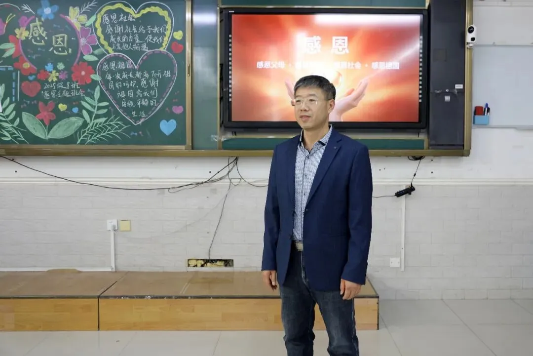 【初二年级班会展示课】微光知暖 感恩同行-第103张图片-四季读书网 【初二年级班会展示课】微光知暖 感恩同行-第103张图片-四季读书网