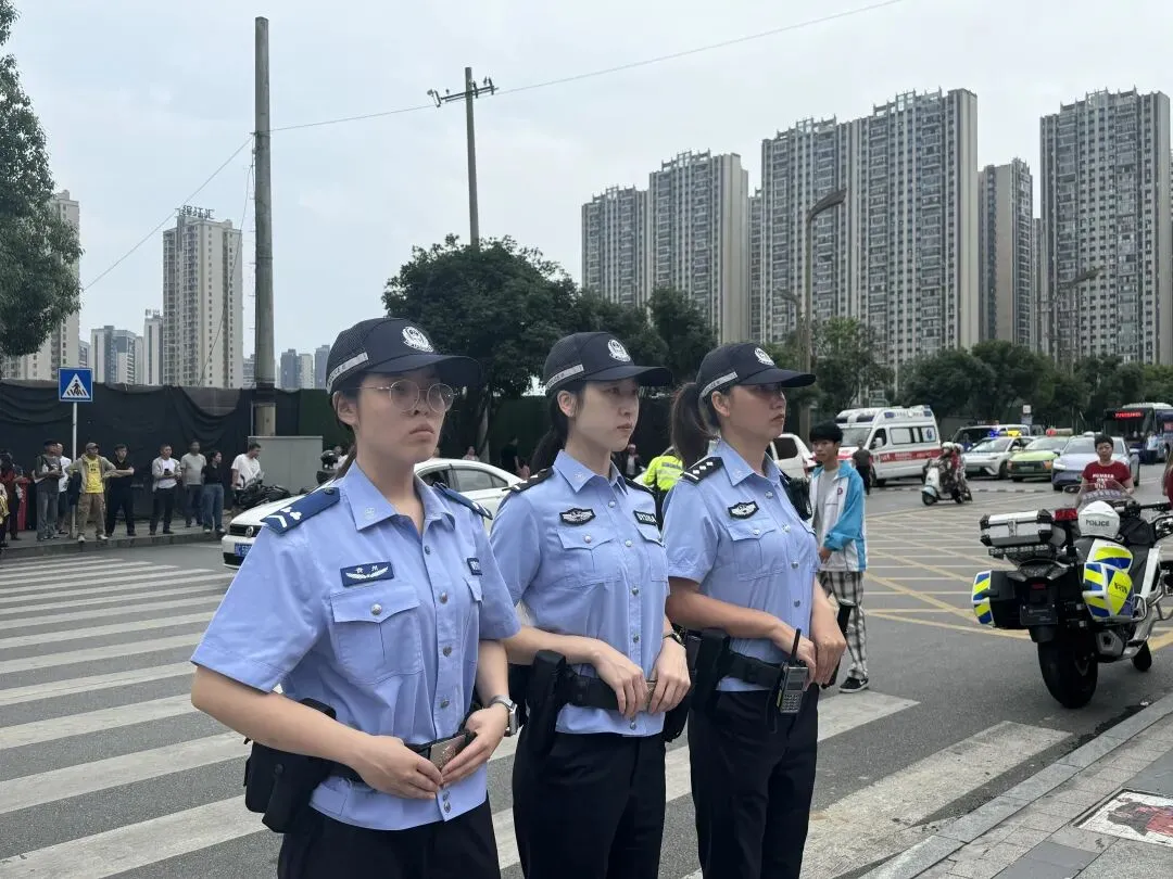 高考首日!平安高考,都匀公安——为青春梦想保驾护航-第2张图片-四季读书网 高考首日!平安高考,都匀公安——为青春梦想保驾护航-第2张图片-四季读书网