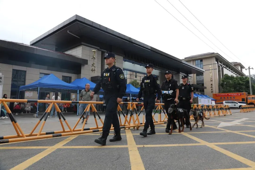 高考首日!平安高考,都匀公安——为青春梦想保驾护航-第5张图片-四季读书网 高考首日!平安高考,都匀公安——为青春梦想保驾护航-第5张图片-四季读书网