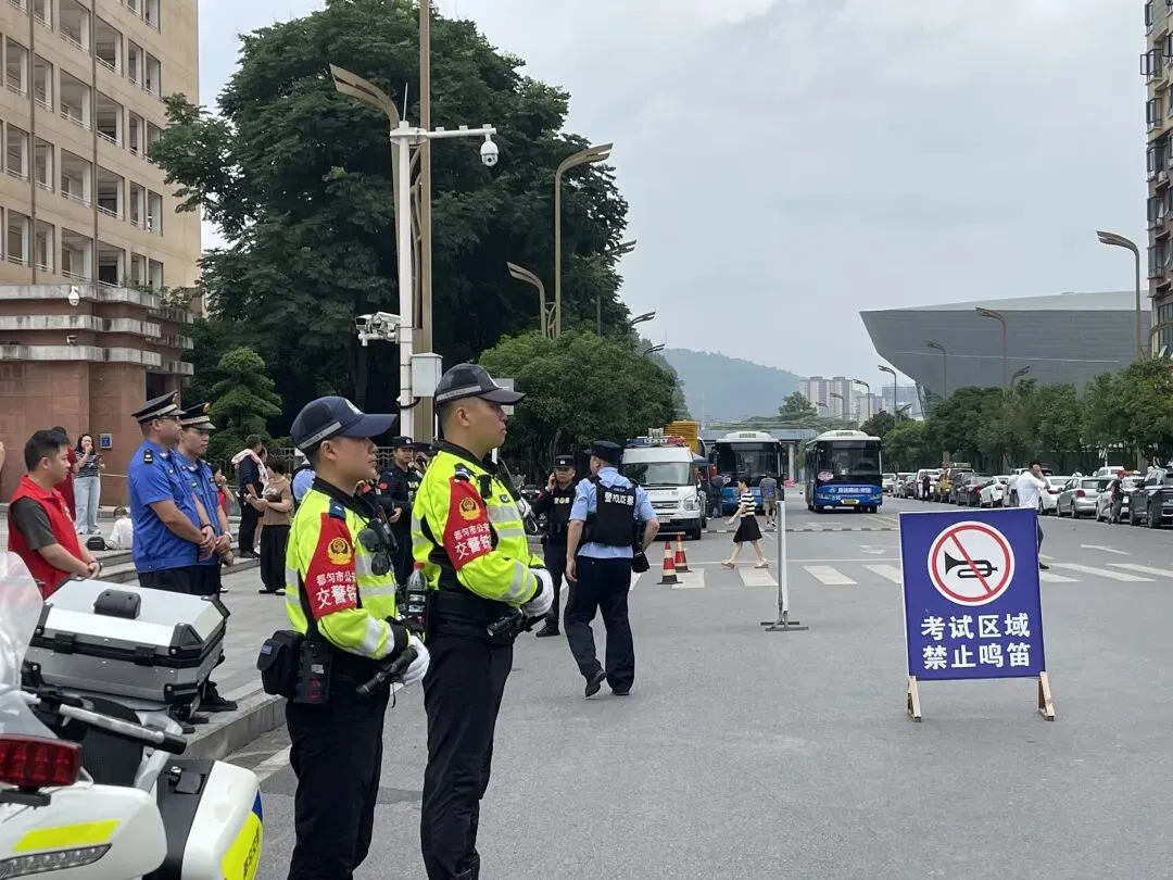 高考首日!平安高考,都匀公安——为青春梦想保驾护航-第6张图片-四季读书网 高考首日!平安高考,都匀公安——为青春梦想保驾护航-第6张图片-四季读书网