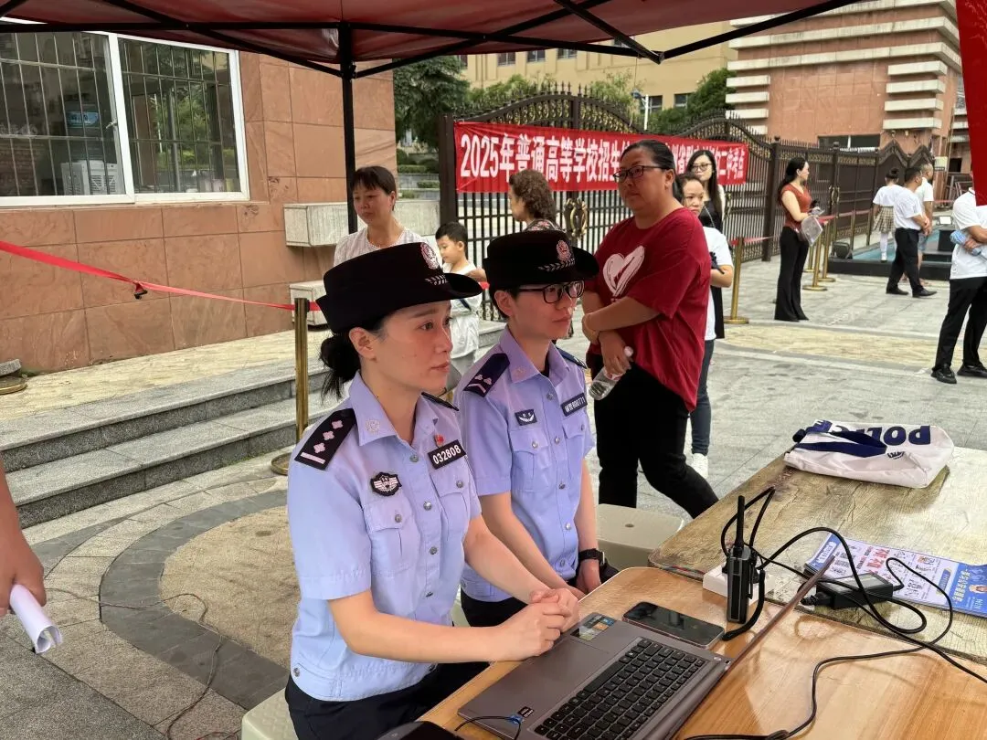 高考首日!平安高考,都匀公安——为青春梦想保驾护航-第27张图片-四季读书网 高考首日!平安高考,都匀公安——为青春梦想保驾护航-第27张图片-四季读书网