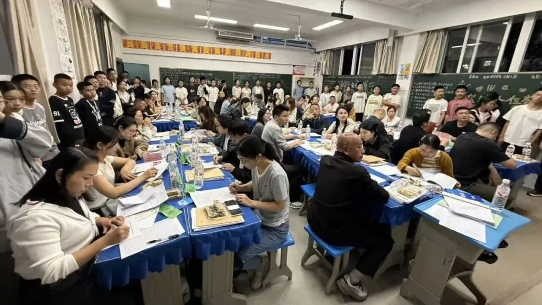 初一适应难?青春期难沟通?直击景弘中学家长会现场-第6张图片-四季读书网