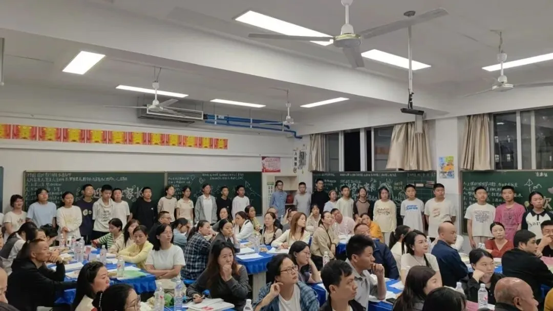 初一适应难?青春期难沟通?直击景弘中学家长会现场-第8张图片-四季读书网