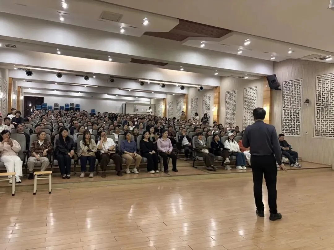 初一适应难?青春期难沟通?直击景弘中学家长会现场-第11张图片-四季读书网