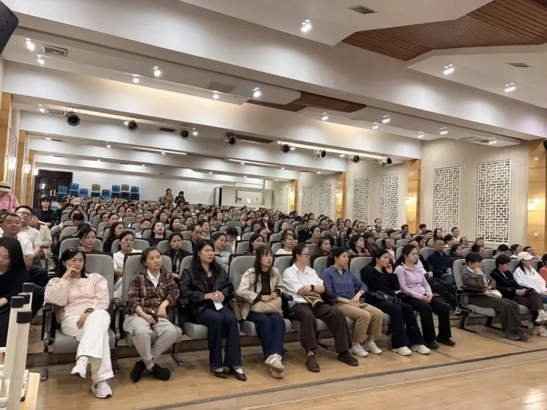 初一适应难?青春期难沟通?直击景弘中学家长会现场-第12张图片-四季读书网