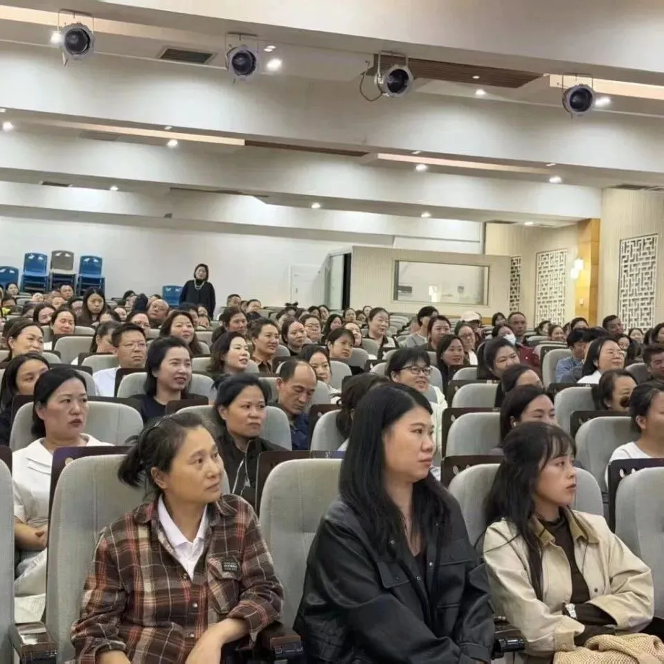 初一适应难?青春期难沟通?直击景弘中学家长会现场-第13张图片-四季读书网