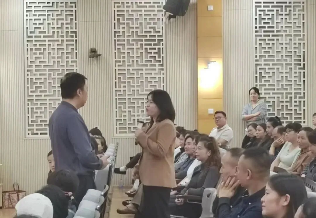 初一适应难?青春期难沟通?直击景弘中学家长会现场-第14张图片-四季读书网