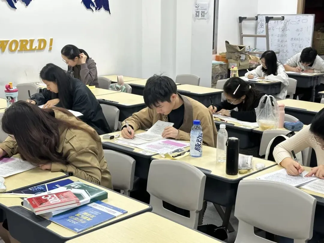 贵阳四六级阅读总卡瓶颈?真题 + 外刊搭配指南,秋季备考别用错力(立刻咨询:18985183680)-第9张图片-四季读书网