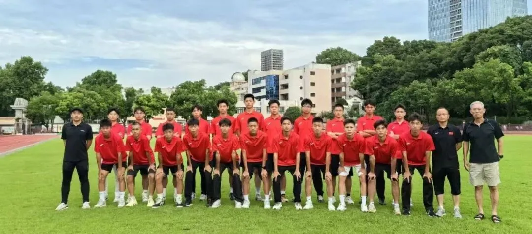 武昌一高中安装高考同款安检门,门房设有 “手机停机坪”,“有责任也有情义,家长很信服”-第13张图片-四季读书网