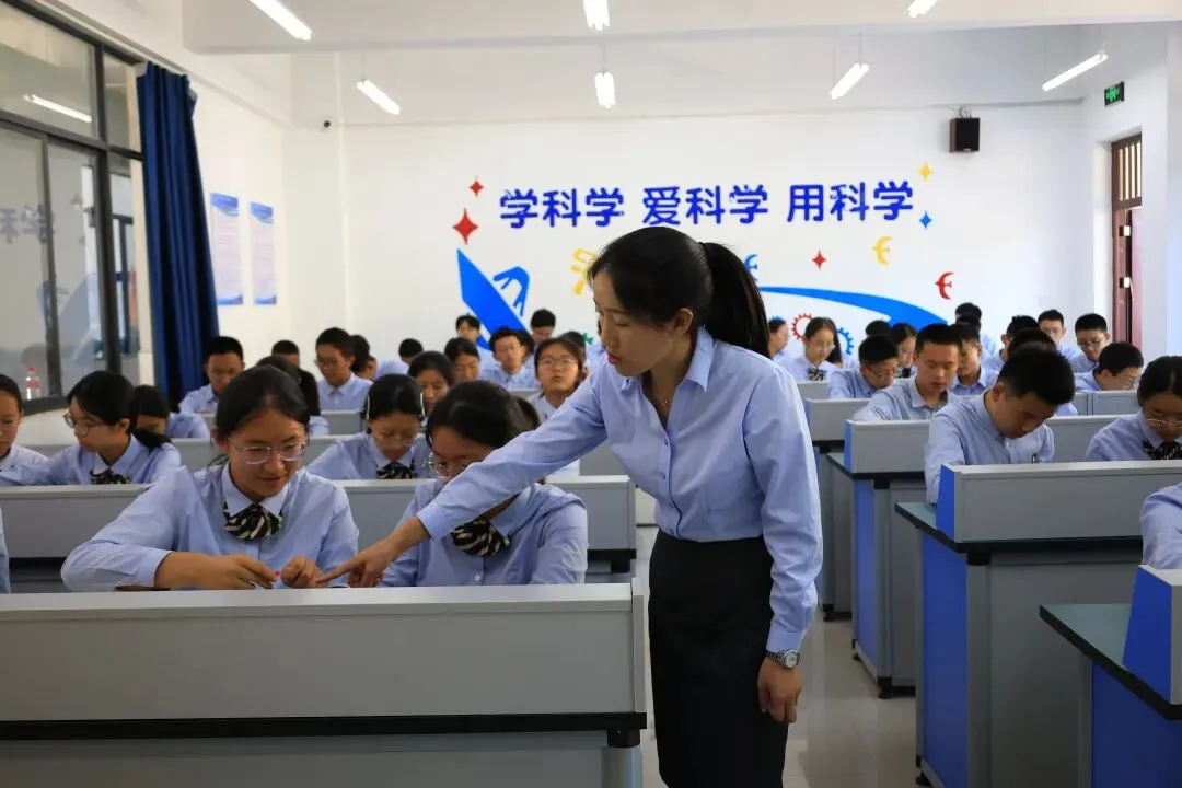 【强国复兴有我-网上展示】中考物理连续三年全州突出,这个教研组有何“密码”?-第23张图片-四季读书网 【强国复兴有我-网上展示】中考物理连续三年全州突出,这个教研组有何“密码”?-第23张图片-四季读书网