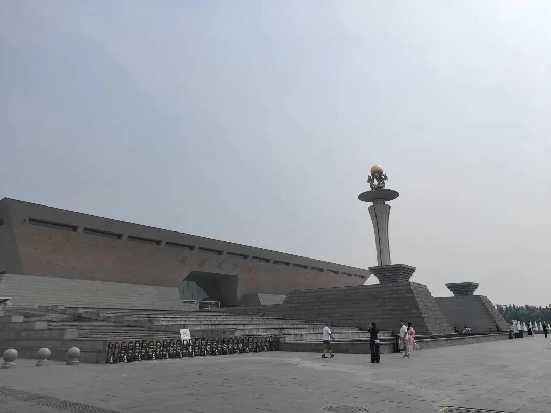 从深圳到河南洛阳旅游攻略,探访十三朝古都之第二天路线,参观洛阳博物馆.
