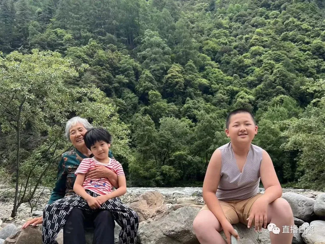 太酷了!71岁奶奶自驾游川藏,全网羡慕了