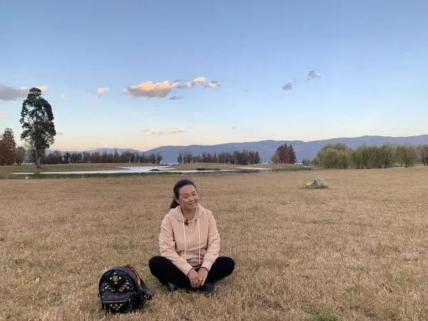 “抛夫”自驾游的网红阿姨:我是出来逃命的