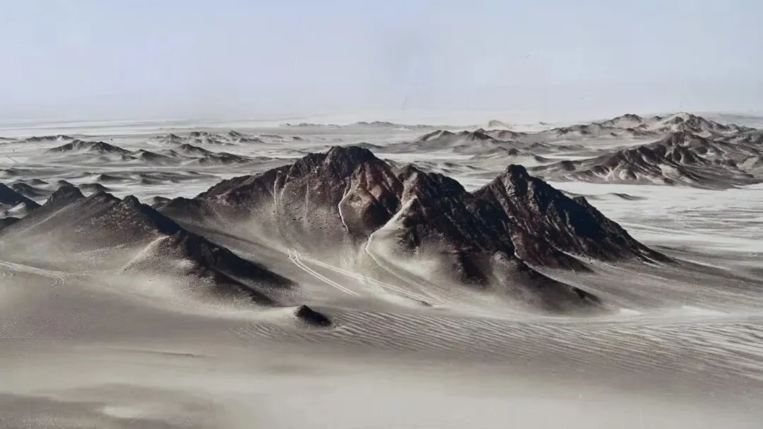 万里自驾游(十六),水墨丹青黑独山,冷湖石油基地