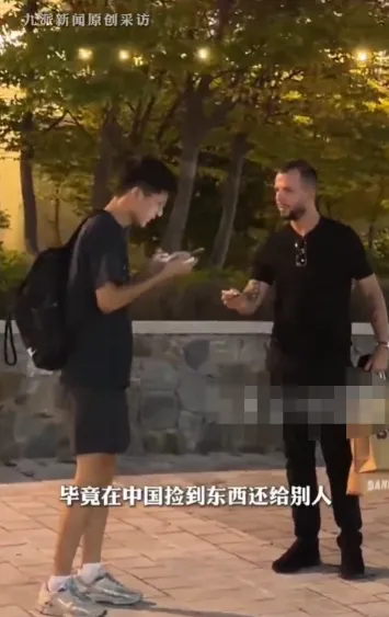 4名中国人韩国旅游时捡到一手机,归还时强调“我们4个中国人在等你”,婉拒百万韩元答谢,但他后悔没说一句话