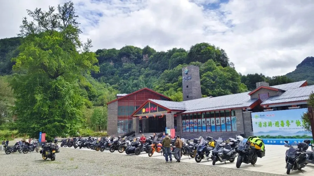 “百车汇羌乡·自驾游宁强”金秋采风暨航拍活动走进草川子景区