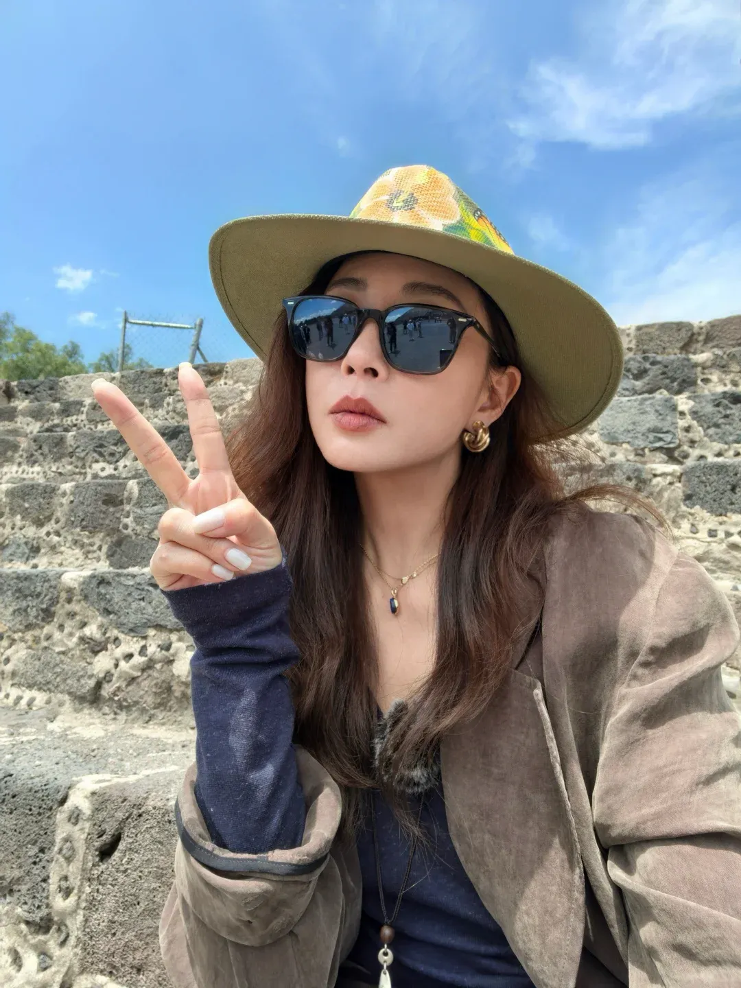 殷桃更新《花少8》的旅游照!“复古长风衣+阔腿裤”穿搭美爆了,又飒又好看