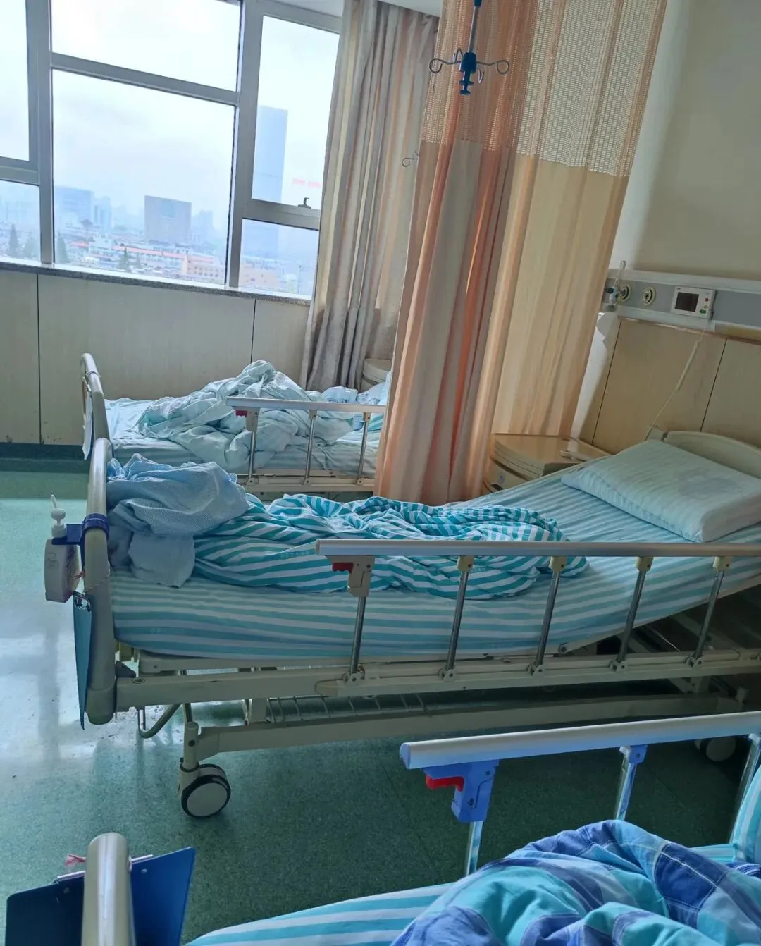 我爸病危,老婆全家5口出国旅游,我默默办完后事.4个月后岳父住院,他打来电话:“女婿,快来交下费.”