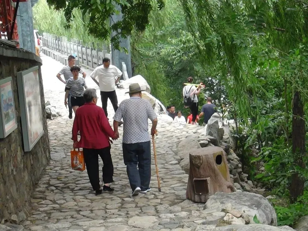 为什么人过60后,报团旅游最好别选周末出发的团?5次跟团经验告诉我,周末团和工作日团差别在哪三个地方