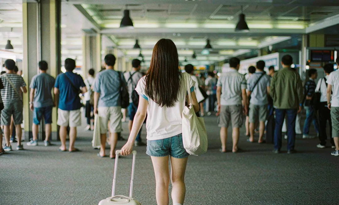 24岁女孩独自飞曼谷旅游,家人再看到她,是在绑匪发来的视频里:身后是黑塑料布封住的窗
