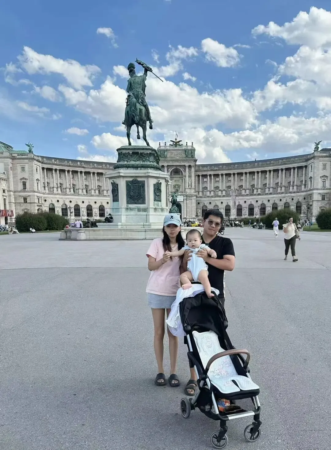 90后夫妻为了“哄娃睡觉”,带娃环球自驾游,84天已行驶近2万公里到法国巴黎:燃油费花了4万元,目的地是冰岛