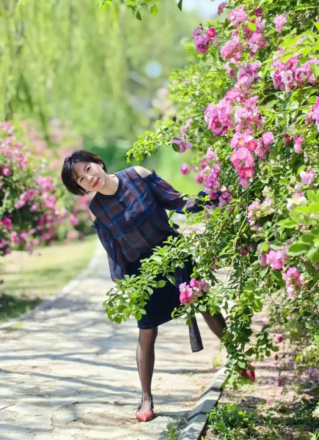 退休后到各处旅游拍照留念的气质美女领导1