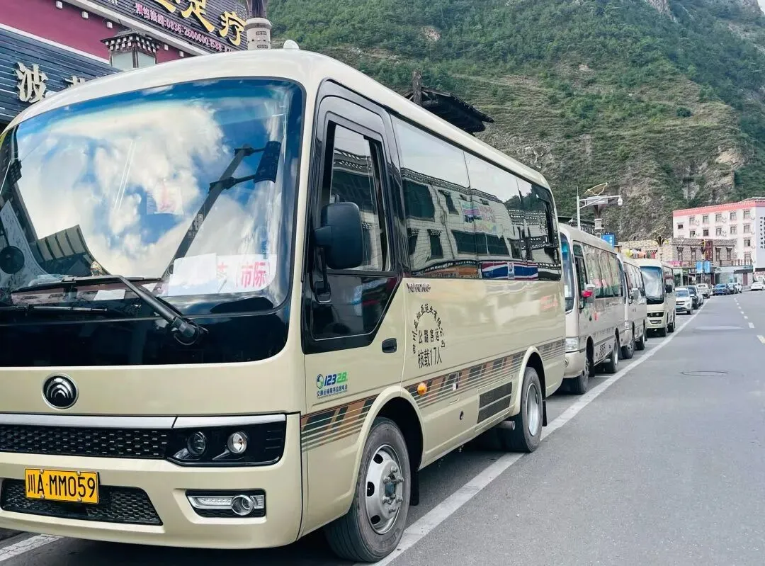 成都国庆旅游包车丨拒绝黑车高价车丨牢牢抓住钱袋子丨黑车一天逮8台!