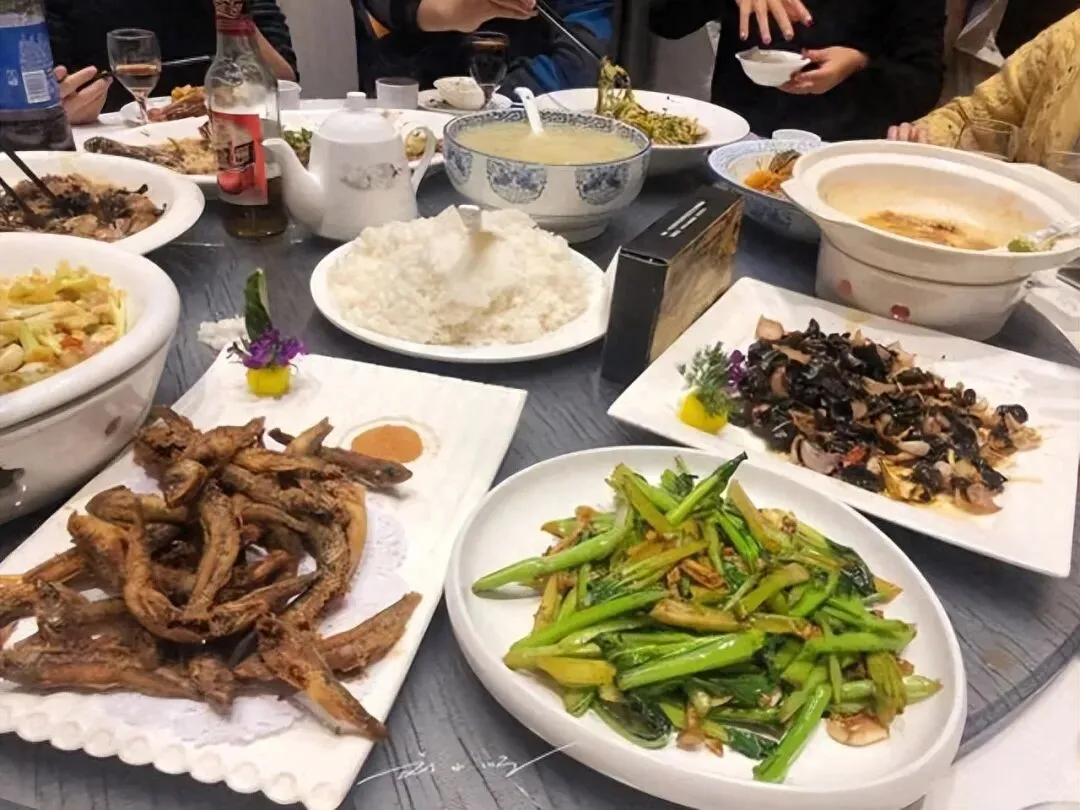 南方游客到东北去旅游,第一顿饭就差点被吓到:菜量怎么这么大?