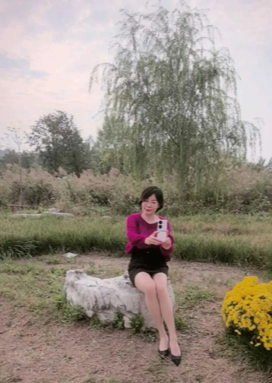 退休后到各处旅游拍照留念的气质美女领导2