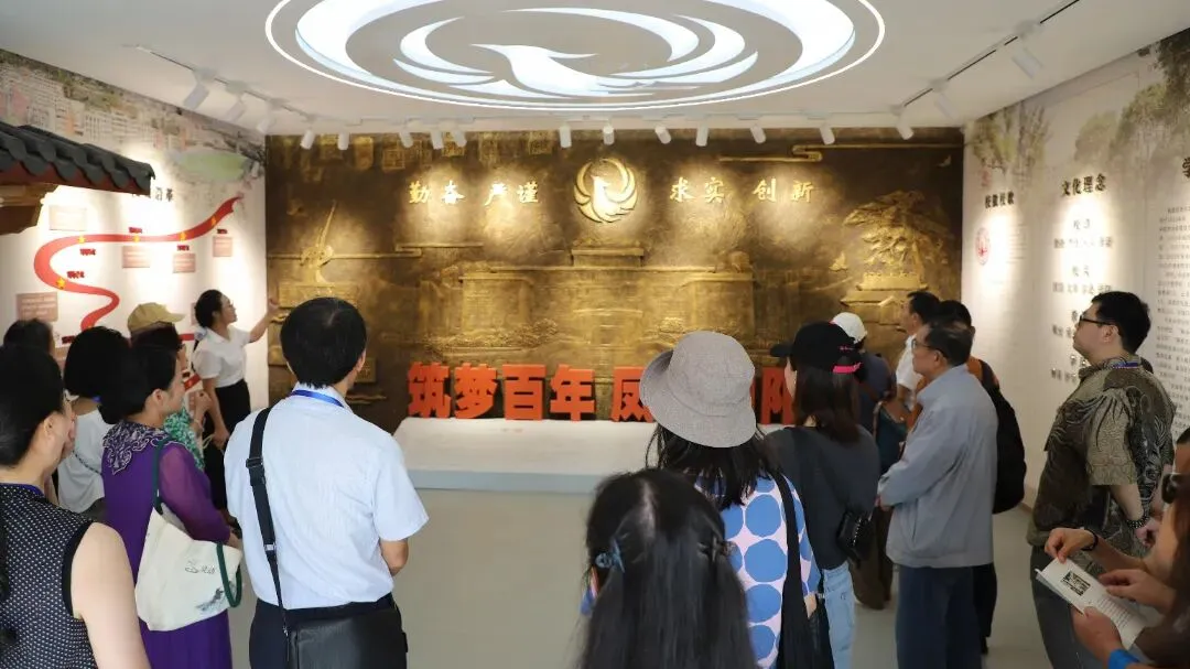 世界华文旅游文学联会暨闽台港澳作家代表团走进德化一中参观交流