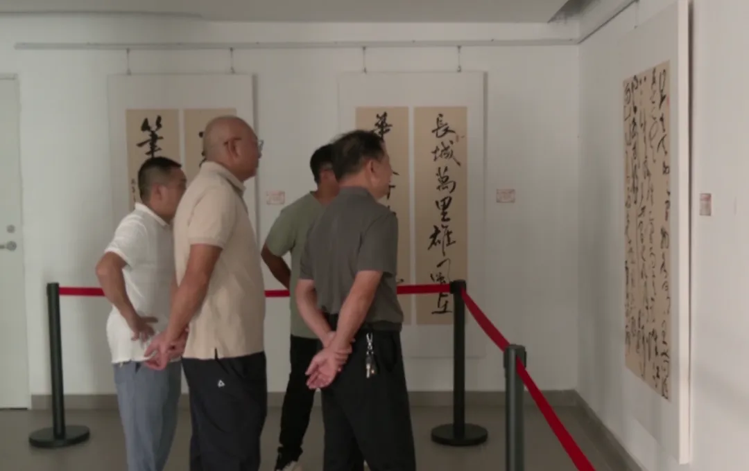 翁源县“庆中秋·迎国庆”文艺作品展在县旅游集散中心开展