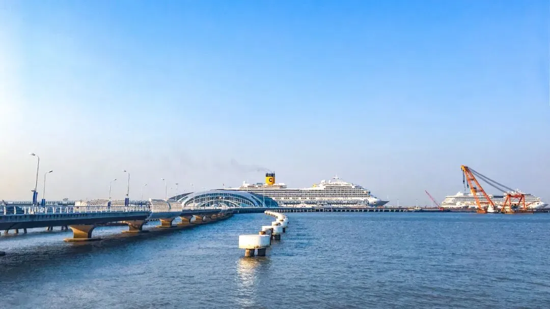 新疆出国邮轮越南马来西亚新加坡旅游爱达地中海号深圳登船起止国际游轮线路