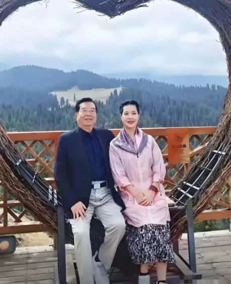 李双江和妻子梦鸽,在新疆旅游时拍的一张珍贵打卡照