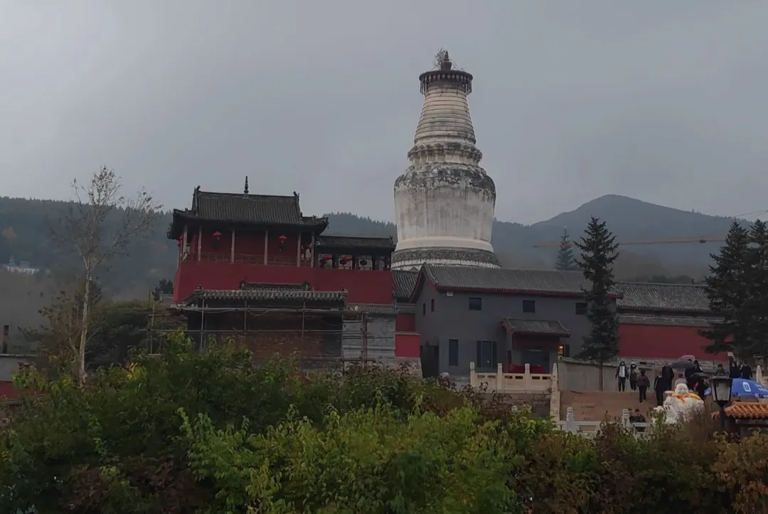 国庆自驾游,租的车山门熄火,保安推着走
