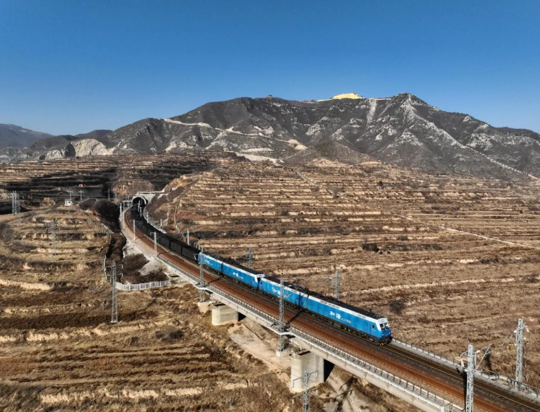 瓦日铁路客运真相:红旗渠站新增两趟旅游列车,仅借道一小段