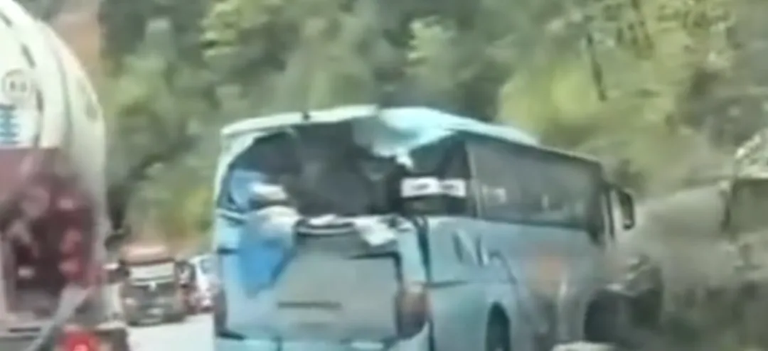 四川九寨沟国道落石砸中旅游大巴,后车窗被砸穿,2名游客受轻伤送医,车上其余乘客安全转移