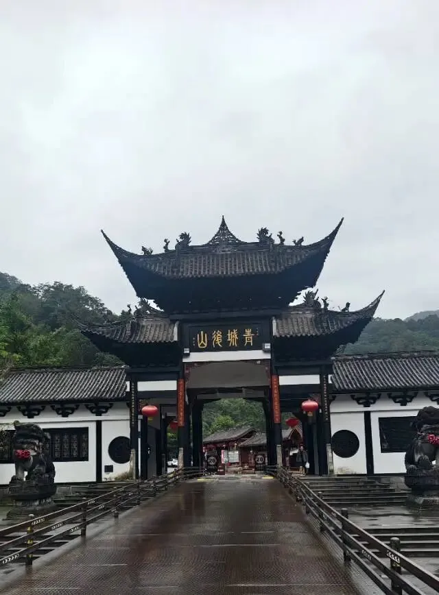 一人一车自驾G318|第二十九天:青城山后山的山水太治愈了