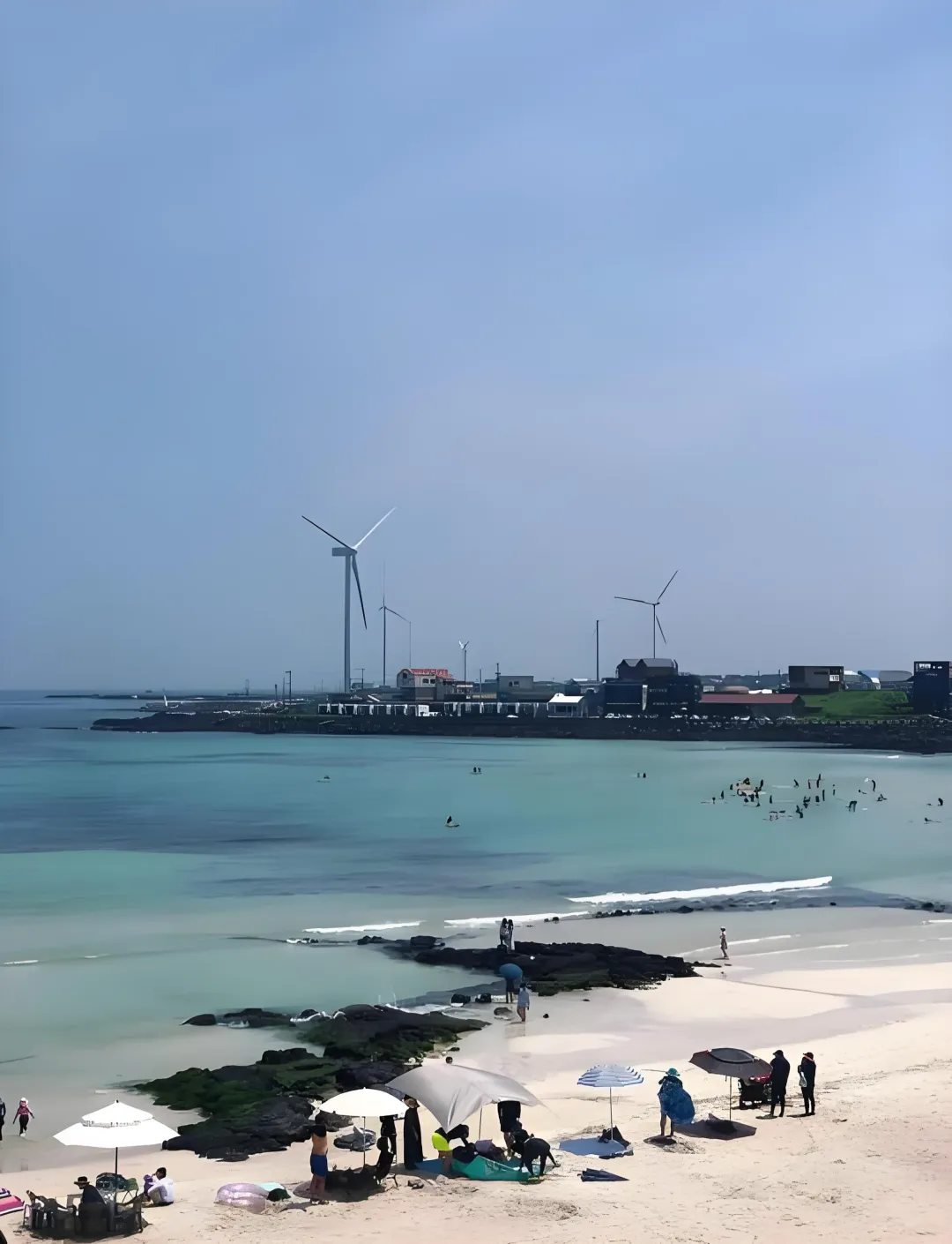 2名中国女游客赴韩国济州岛旅游,遭5人囚禁施暴、抢劫钱财;当地警方:3名落网嫌疑人为中国籍,另2人离境,有报道称嫌疑人或与受害者认识