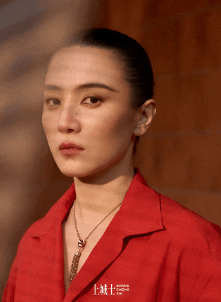 宋佳气场也太绝了吧!山西旅游被拍,这一幕全网刷屏
