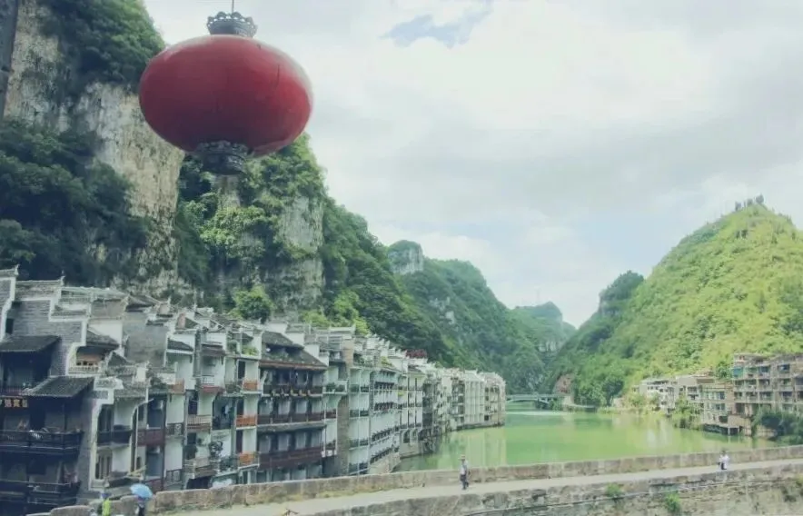 去贵州旅游,全团直飞贵阳,只有我坐火车来的,工作人员问我从哪飞来的,我真不好意思说我坐了十几个小时的硬座