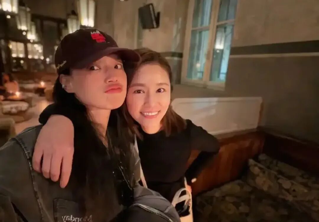 林心如晒与舒淇旅游合照 两人贴脸自拍笑容自然