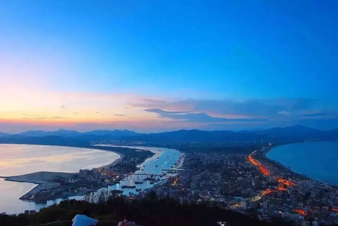 【国庆专场•惠东海滨温泉旅游度假村】¥299住标准/豪华双床房+双人丰富自助早餐+无限次70+海洋主题“三料合一”温泉+水上乐园