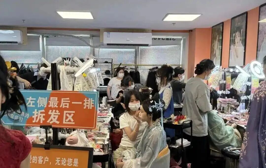 国安披露境外组织以“旅游”“科考”为名窃取基因资源;中国队创境外参加亚运会最佳战绩;女子连免费Wi-Fi,领“红包”被扣850元丨看社会
