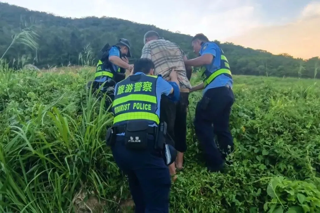 七旬老人误入山中被困,三亚旅游警察紧急救援