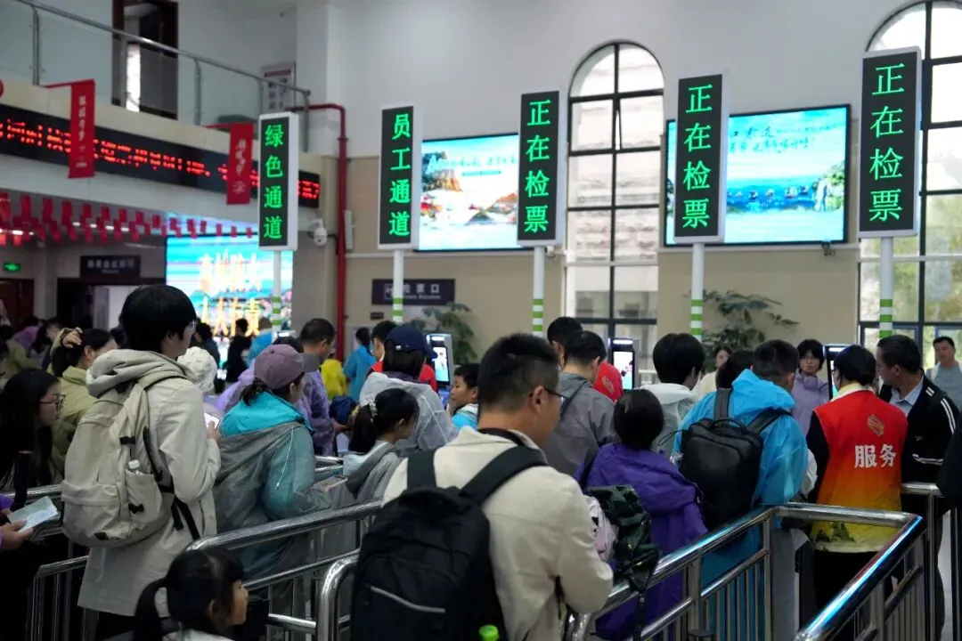 烟雨庐山依旧“火”:旅游服务暖客心