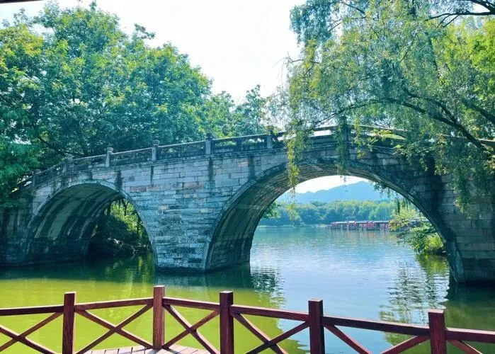 人到中年才懂:能到处旅游的老人,赢的从来不是退休金