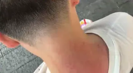 场面壮观!广东一男子去旅游逛夜市,被街边按摩摊大妈热情拉住,5个大妈各司其职按到发红